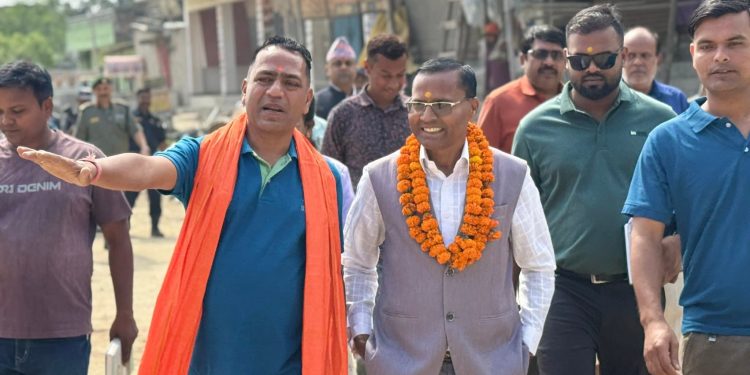 महोत्तरीमा मन्त्री महतो, मठ दर्शनसँगै विकास निर्माणमा सक्रियता