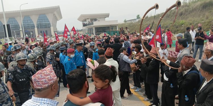 पोखरा पुगे पूर्वराजा ज्ञानेन्द्र शाह, बाजागाजासहित भव्य स्वागत