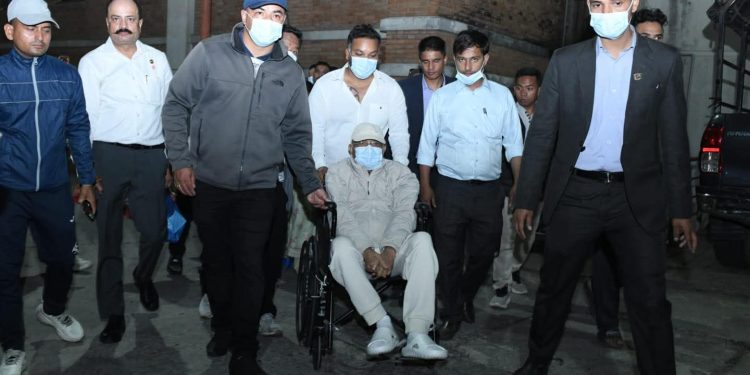 पत्थरीको अपरेशनपछि एमाले अध्यक्ष ओली डिस्चार्ज