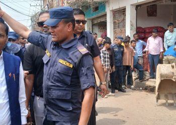 फुटपाथ खाली गराउँदै प्रदेश सरकार, पेठिया बजारमा डोजर चल्यो