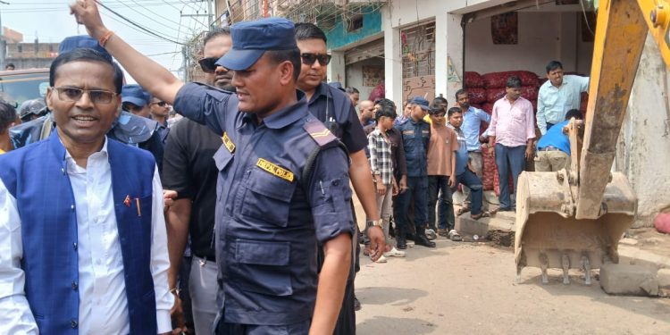 फुटपाथ खाली गराउँदै प्रदेश सरकार, पेठिया बजारमा डोजर चल्यो