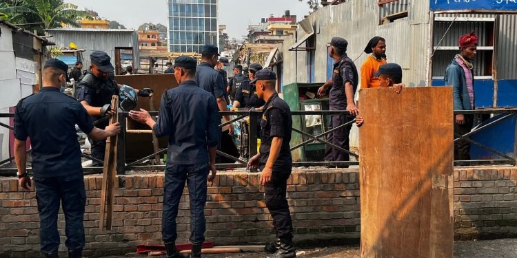 थापाथली बस्ती हटाउने काम सुरु