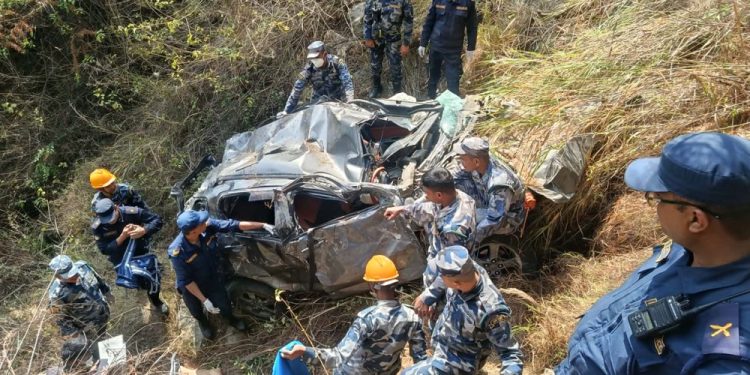 कार अनियन्त्रित भई भिरमा खस्दा ३४ वर्षीय युवकको मृत्यु
