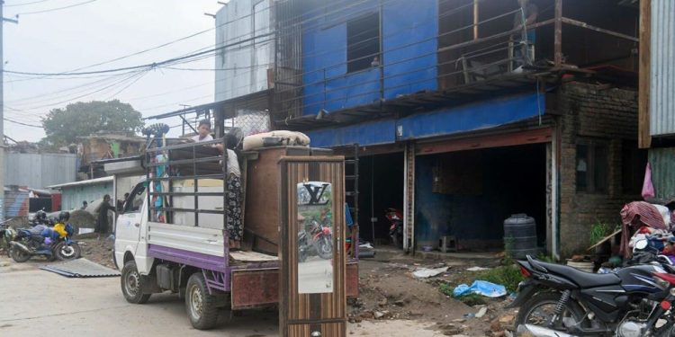 बल्खु–वंशीघाटका सुकुमवासी सामान सार्दै