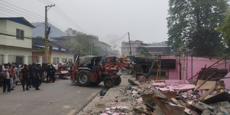 बुटवलमा अतिक्रमित सरकारी जग्गा खाली गर्न डोजर अभियान