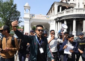 आयल निगम अगाडि तनाव, प्रदर्शनकारीलाई बबरमहलतर्फ सारियो