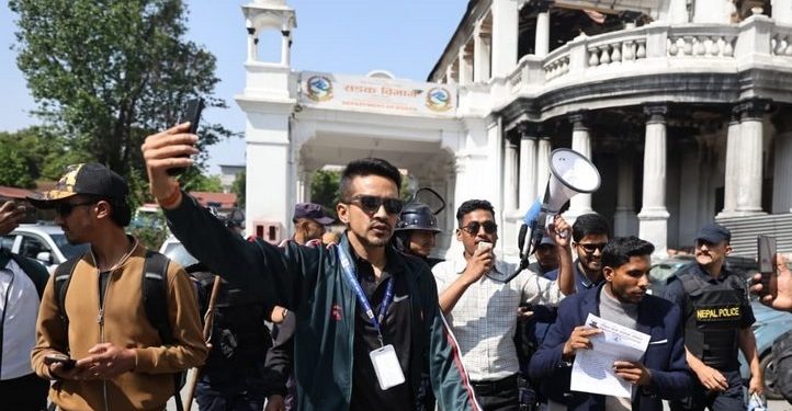 आयल निगम अगाडि तनाव, प्रदर्शनकारीलाई बबरमहलतर्फ सारियो