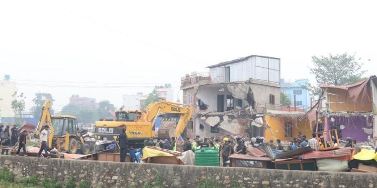 गैह्रीगाउँपछि मनोहरामा डोजर, बस्ती हटाउने काम तीव्र