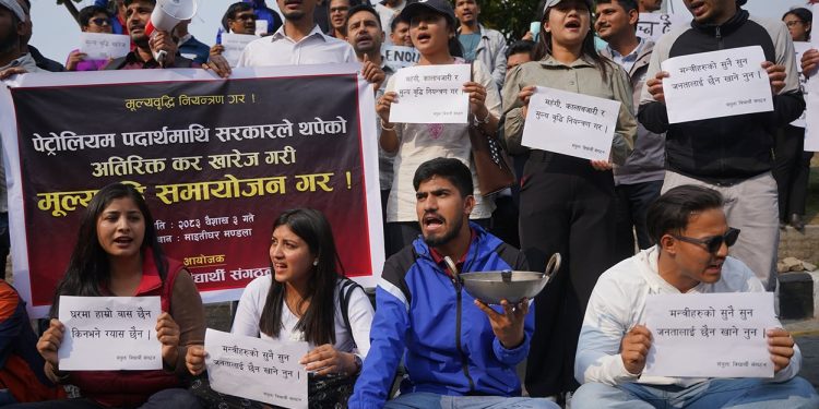 मूल्यवृद्धिविरुद्ध माइतीघरमा विद्यार्थीको प्रदर्शन