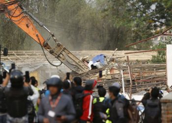 थापाथली सुकुम्बासी बस्ती हटाउन डोजर परिचालन