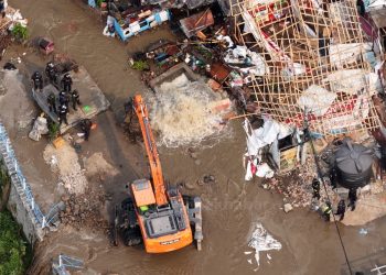 बस्ती हटाउँदा पाइप फुट्यो, काठमाडौंका केही क्षेत्रमा खानेपानी अवरुद्ध