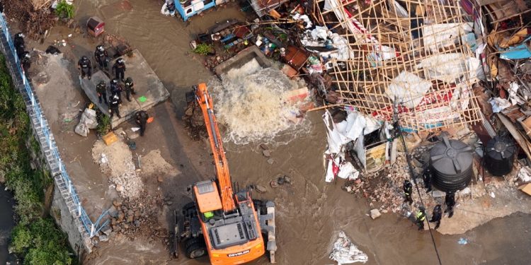 बस्ती हटाउँदा पाइप फुट्यो, काठमाडौंका केही क्षेत्रमा खानेपानी अवरुद्ध