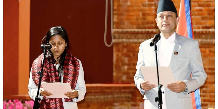 उच्च पदस्थको उपस्थितिमा ठाकुरको शपथ सम्पन्न