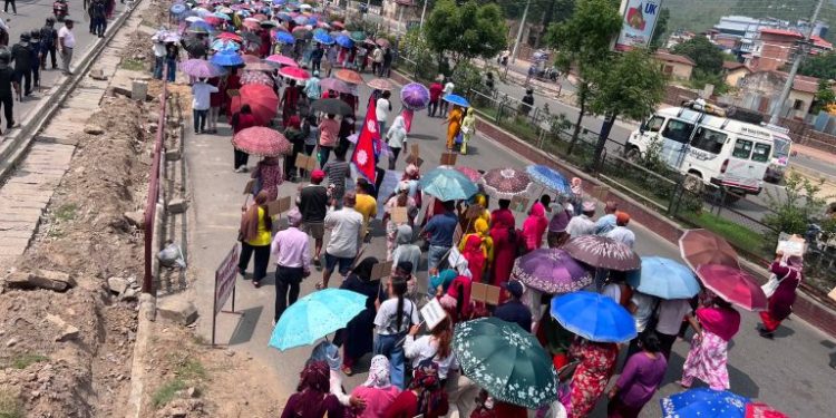 डोजर आतंकविरुद्ध बुटवलमा भूमिहीनको प्रदर्शन, छातासहित सडकमा उत्रिए