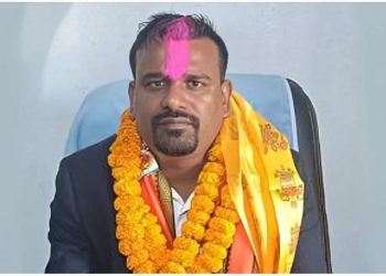 उपभोक्ता समितिका अध्यक्षसँग रकम लिँदै श्रीदेव यादव पक्राउ