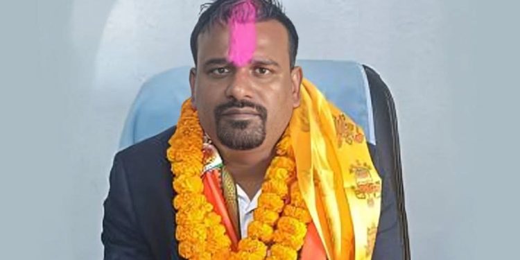 उपभोक्ता समितिका अध्यक्षसँग रकम लिँदै श्रीदेव यादव पक्राउ