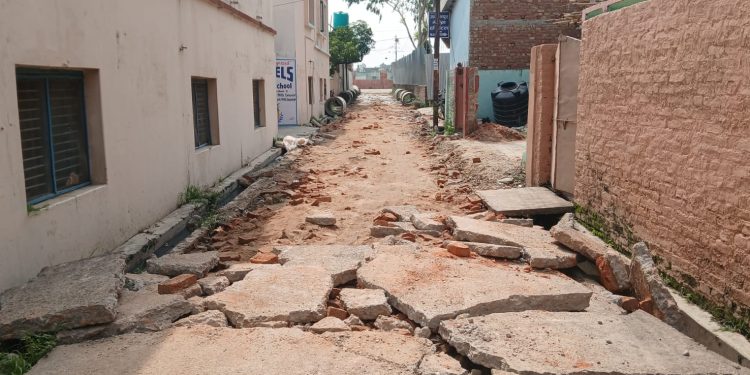 असारे बजेटको प्रभाव : साकेत नगरमा सडक निर्माण कार्य रोकियो