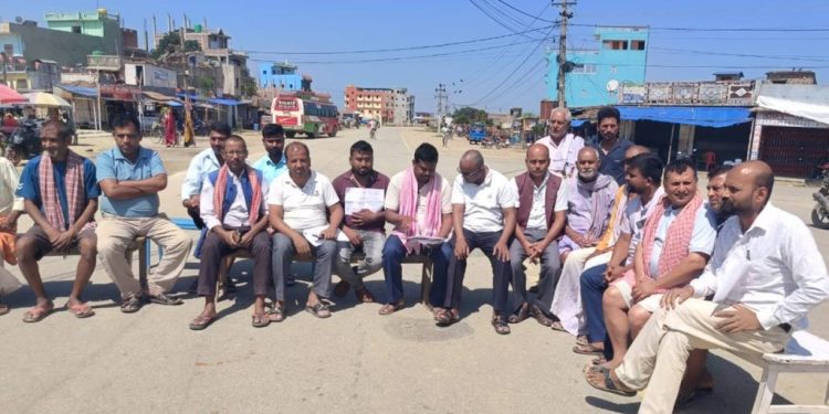 भन्सार कार्यालय बन्द भएपछि स्थानीय आन्दोलित, हुलाकीमार्ग ठप्प