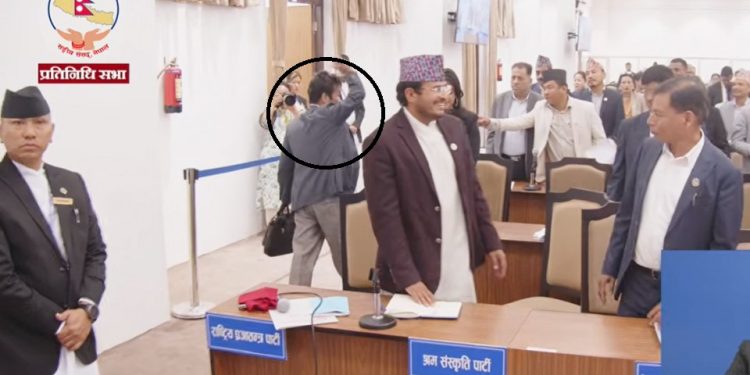 हर्क साम्पाङ बैठक छोडेर बाहिरिए