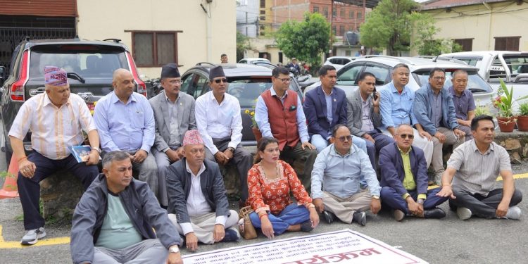निर्माण व्यवसायी महासङ्घद्वारा सडक विभागमा धर्ना