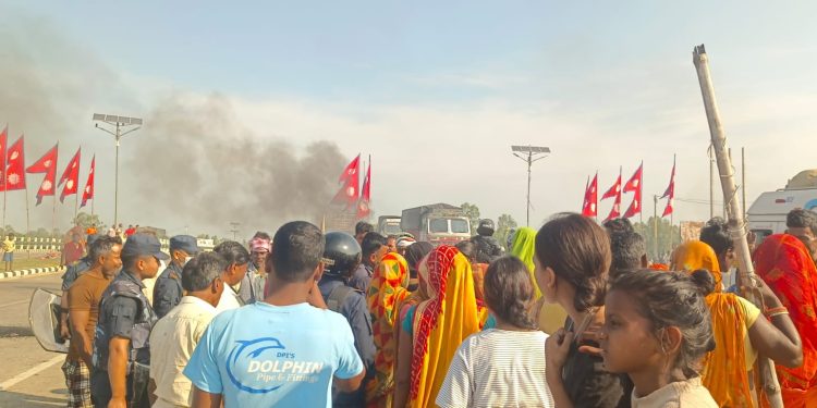 डोजर आतंक बन्द गर भन्दै सुकुम्बासीको विरोध प्रदर्शन