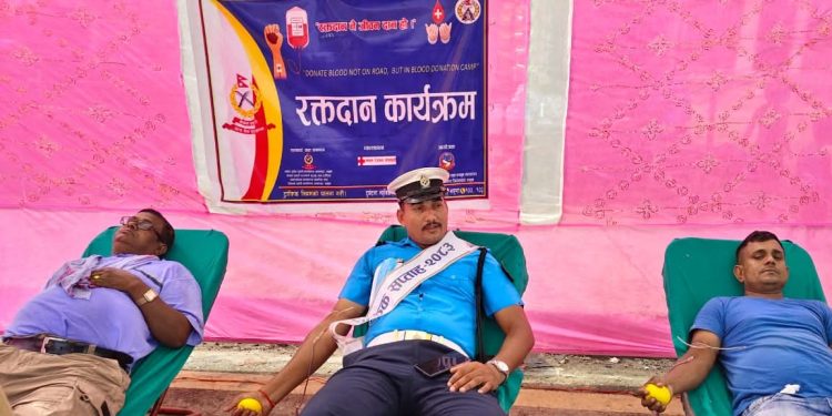 ट्राफिक सप्ताहको अवसरमा २४ जनाद्वारा रक्तदान