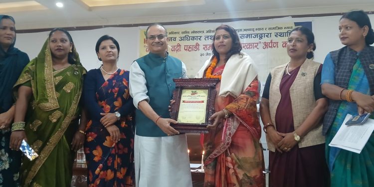 प्रदेश सांसद ललिता दास विद्रोहीलाई ‘कर्मयोगी बद्री पहाडी समाजसेवा पुरस्कार’