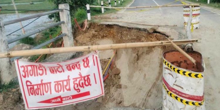 सिरहामा सडक भासिएपछि यात्रु सास्तीमा