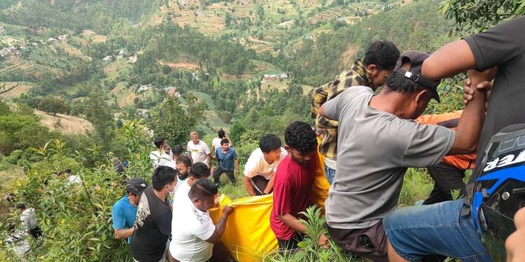 नमोबुद्धबाट रोशीतर्फ जाँदै गरेको बस दुर्घटनामा सात जनाको मृत्यु