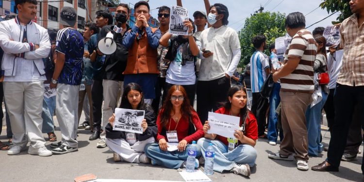 कक्षा १२ को नतिजाविरुद्ध सडकमा उत्रिए विद्यार्थी