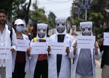 श्रम अधिकार र पारिश्रमिकको माग गर्दै चिकित्सक सडकमा