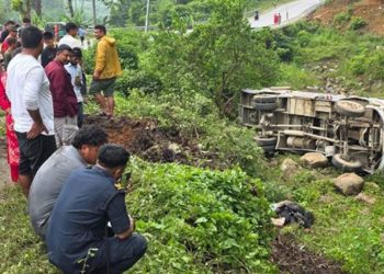 महोत्तरीबाट सुनसरी जाँदै गरेको बस उदयपुरमा दुर्घटनाग्रस्त