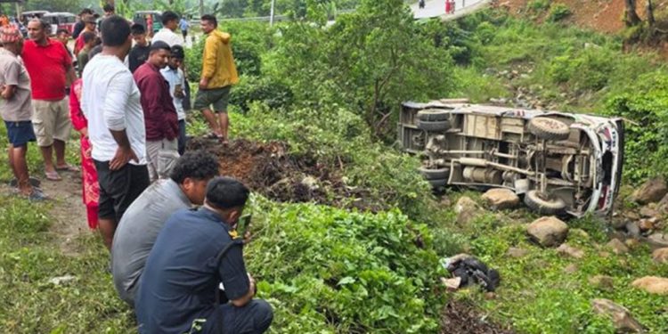 महोत्तरीबाट सुनसरी जाँदै गरेको बस उदयपुरमा दुर्घटनाग्रस्त