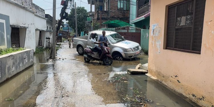 डुबानको असर : स्वास्थ्य प्रतिष्ठानको सरकारी गाडी नालामा फस्यो