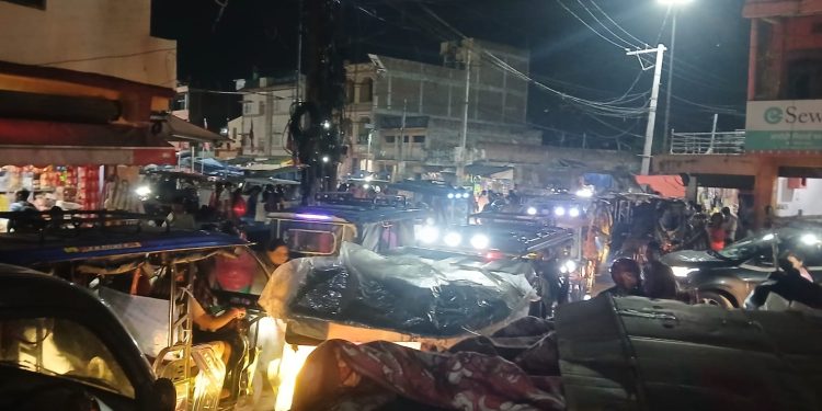 जनकपुरको पेठ्ठीया बजार फेरि अव्यवस्थित, सडकमै पसल थाप्ने क्रम बढ्यो