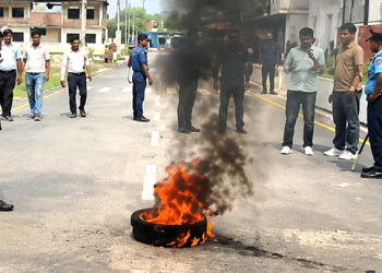 कमला पुल निर्माणको माग गर्दै मधेश प्रदेशसभाअघि नाराबाजी