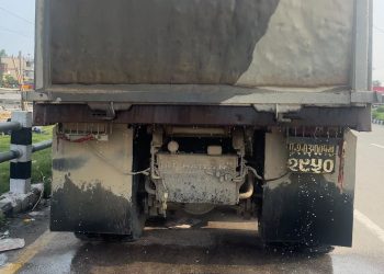बालुवा बोकेको टिपरबाट पानी चुहिँदा जनकपुरका सडक अस्तव्यस्त