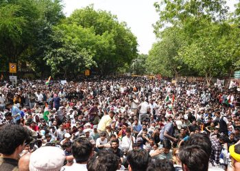 संसद् भवनतर्फ मार्च गर्न खोज्ने प्रदर्शनकारीमाथि प्रहरीको हस्तक्षेप