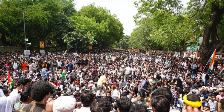 संसद् भवनतर्फ मार्च गर्न खोज्ने प्रदर्शनकारीमाथि प्रहरीको हस्तक्षेप