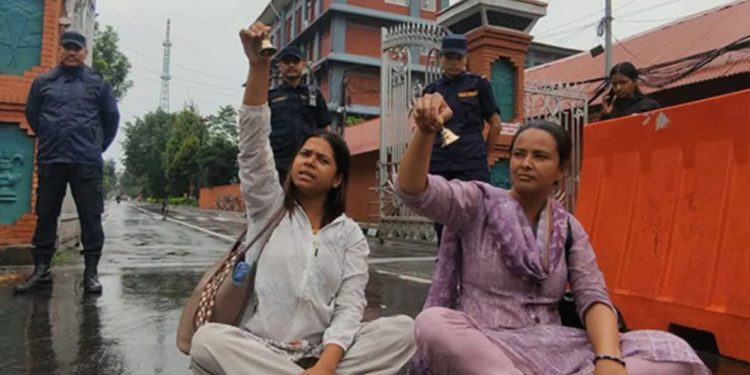 न्याय माग्न पुगेका निहारिका र बिनु नै मुद्दाको सामना गर्दै