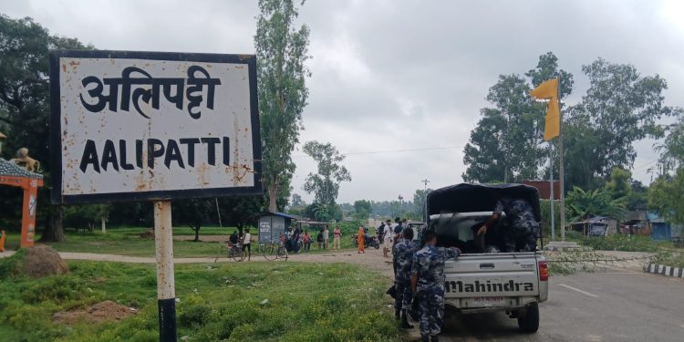 महोत्तरीको अल्लीपट्टीमा सडक जामसहित प्रदर्शन, जनकपुरमा कफ्र्यु यथावत