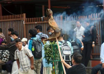 न्यायको माग गर्दै बालेनको पुत्ला जलाइयो