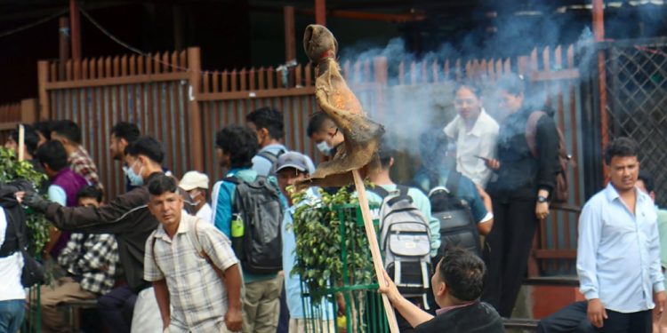 न्यायको माग गर्दै बालेनको पुत्ला जलाइयो