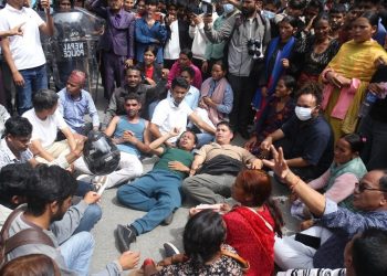 गणेशको न्याय माग्दै वीर अस्पतालअगाडी प्रदर्शन