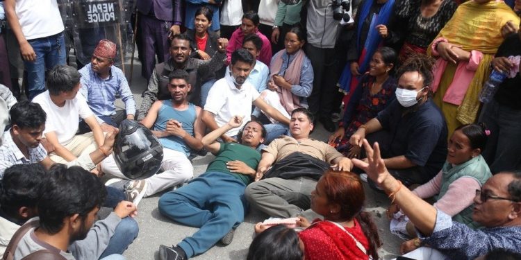 गणेशको न्याय माग्दै वीर अस्पतालअगाडी प्रदर्शन