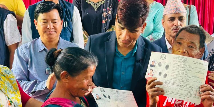भूमिहीनलाई लालपुर्जा वितरण अभियान जारी, चितवनमा ३४ परिवार लाभान्वित