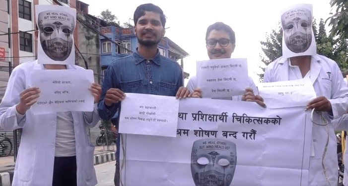 इन्टर्न र आवासीय चिकित्सकको माइतीघरमा विरोध प्रदर्शन