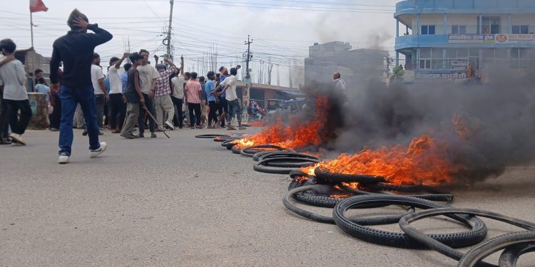 जनकपुर तनावग्रस्त, विभिन्न चोकमा टायर दहन र बजार बन्द