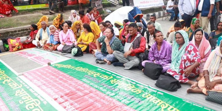 माइतीघरमा लघुवित्त पीडितको सामूहिक आमरण अनशन सुरु