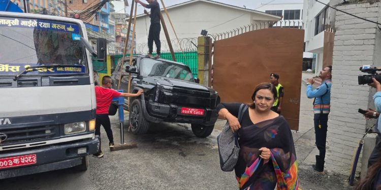 सञ्चारगृहको गेटअघि शंकास्पद पार्किङ, प्रहरीले थाले अनुसन्धान